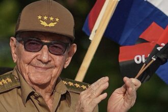Diplomatic Escalation: A sweeping criminal indictment unsealed by the U.S. Department of Justice against 94-year-old former Cuban President Raúl Castro has triggered an immediate international standoff. The federal indictment charges Castro and five other officials with conspiracy to kill U.S. nationals, murder, and destruction of aircraft stems from the February 24, 1996, downing of two humanitarian planes operated by the exile group "Brothers to the Rescue". While Cuban President Miguel Díaz-Canel quickly condemned the move as a political stunt to justify potential military aggression, the clash rapidly went global on Thursday, May 21, 2026, when China openly intervened. Beijing slammed Washington for "abusing judicial proceedings," fiercely stating its absolute opposition to external forces exerting unilateral pressure or threatening Cuba with force. Graphic: Anadolu Ajansı / Reuters