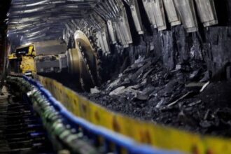Emergency Response: A massive hazardous gas leak has triggered a critical rescue operation in northern China's primary mining corridor. At least four miners have been confirmed dead and 90 others remain trapped underground after carbon monoxide (CO) levels suddenly spiked far beyond permissible safety limits. The industrial accident took place at approximately 9:43 PM local time on Friday at the Liushenyu coal mine, located in Qinyuan County within the city of Changzhi, Shanxi Province. Emergency dispatch logs show that a total of 247 personnel were working deep within the shafts when the toxic breach occurred. Provincial rescue teams deployed to the site managed to successfully extract 157 survivors by the early hours of Saturday morning, while specialized ventilation and rescue squads continue working to reach the remaining trapped crews. Graphic: Xinhua / Reuters / Ministry of Emergency Management
