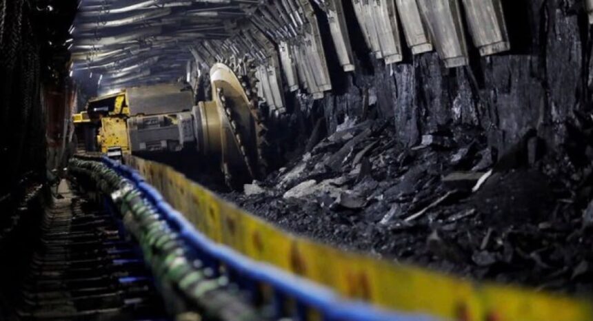 Emergency Response: A massive hazardous gas leak has triggered a critical rescue operation in northern China's primary mining corridor. At least four miners have been confirmed dead and 90 others remain trapped underground after carbon monoxide (CO) levels suddenly spiked far beyond permissible safety limits. The industrial accident took place at approximately 9:43 PM local time on Friday at the Liushenyu coal mine, located in Qinyuan County within the city of Changzhi, Shanxi Province. Emergency dispatch logs show that a total of 247 personnel were working deep within the shafts when the toxic breach occurred. Provincial rescue teams deployed to the site managed to successfully extract 157 survivors by the early hours of Saturday morning, while specialized ventilation and rescue squads continue working to reach the remaining trapped crews. Graphic: Xinhua / Reuters / Ministry of Emergency Management