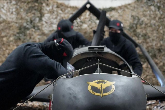 Redefining the Strategic Rear: In an extraordinary technological leap that completely upends traditional notions of airspace safety, Ukraine's domestic defense industry has scaled its long-range loitering munition operations to a staggering 3,500-kilometer striking radius. By bypassing the logistical and political restrictions tied to Western-supplied weaponry, Kyiv is aggressively leaning on autonomous tech to alter the geography of the war. The Unmanned Systems Forces have unleashed a wave of complex, low-altitude deep strikes targeting vulnerable military airbases, chemical plants, and oil refineries deep within Russia's industrial heartland—including the Urals. Military analysts note that this capability robs the Kremlin of its protected sanctuary, forcing an overstretched air defense network to compromise front-line operations to defend distant, domestic economic hubs. Graphic: Defense Intelligence of Ukraine (HUR) / Ukrinform