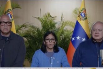 Venezuela: Acting President Delcy Rodríguez Addresses Nation Amid Post-Intervention Shift Venezuelan Acting President Delcy Rodríguez—who assumed the executive role following the early 2026 U.S. military intervention and capture of Nicolás Maduro—delivers an official address flanked by National Assembly President Jorge Rodríguez and Interior Minister Diosdado Cabello. The administration continues to navigate major policy shifts, including controversial deportations and newly instituted legal amnesties. *Source: Venezolana de Televisión (VTV) / Ministerio del Poder Popular para la Comunicación